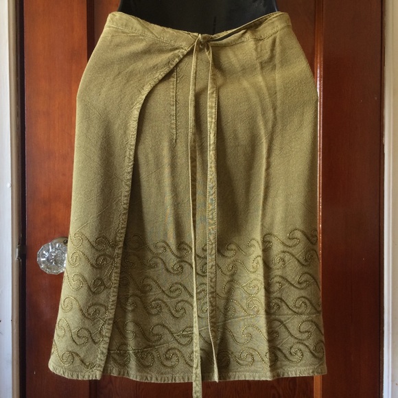 🔹2 for $85🔹 Vintage embroidered wrap skirt - Picture 2 of 5
